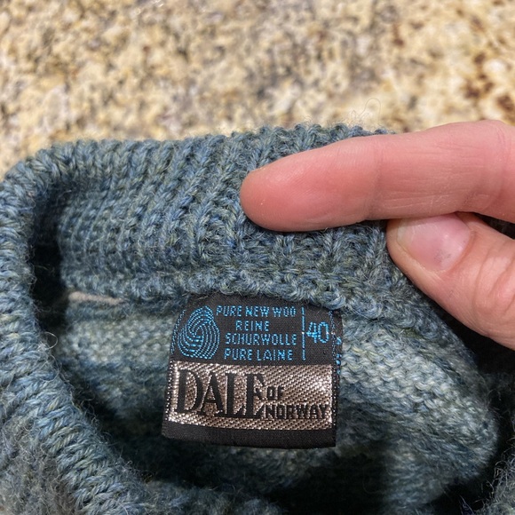 Beautiful Dale of Norway Wool Sweater Metal Clasp Size 40 Medium - Picture 3 of 5